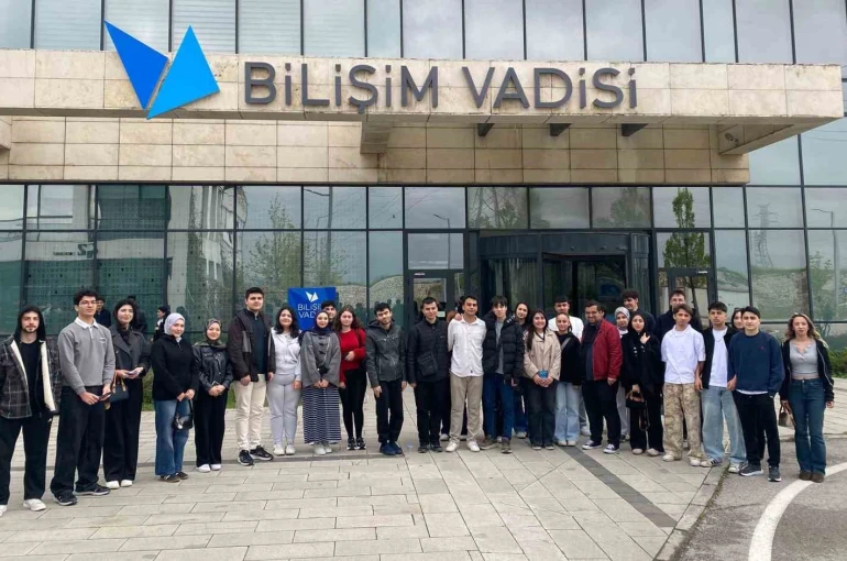 Belediyeden gençlere Bilişim Vadisi gezisi 