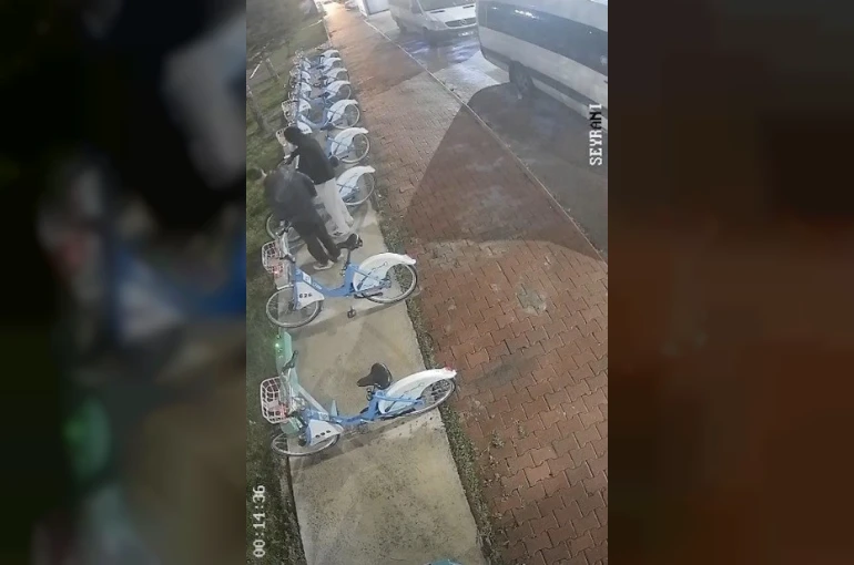 Belediyenin bisikletlerine böyle zarar verdiler 