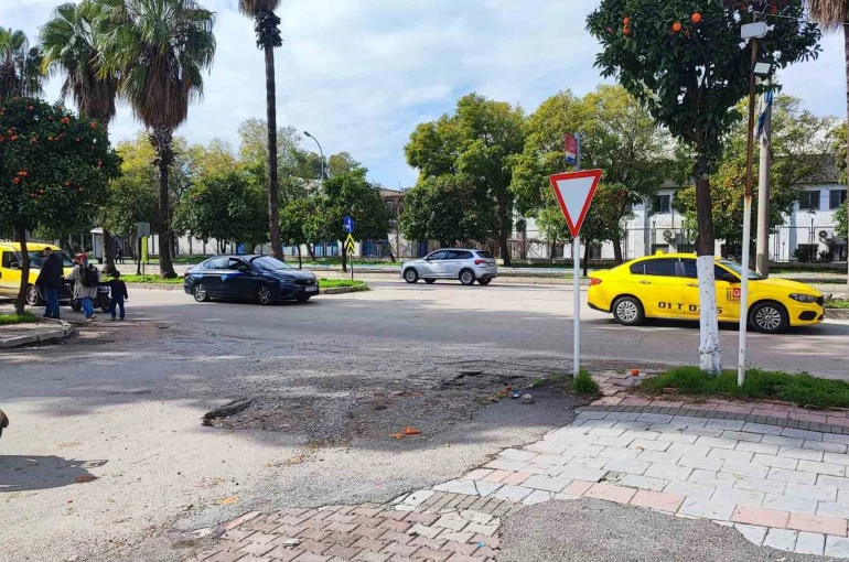 Belediyenin çakıl dökerek kapatmaya çalıştığı çukura takılan kadın hastanelik oldu 