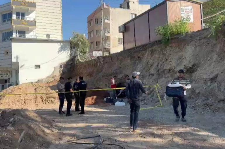 Belediyenin kazı çalışmasında kaya mezarı bulundu 