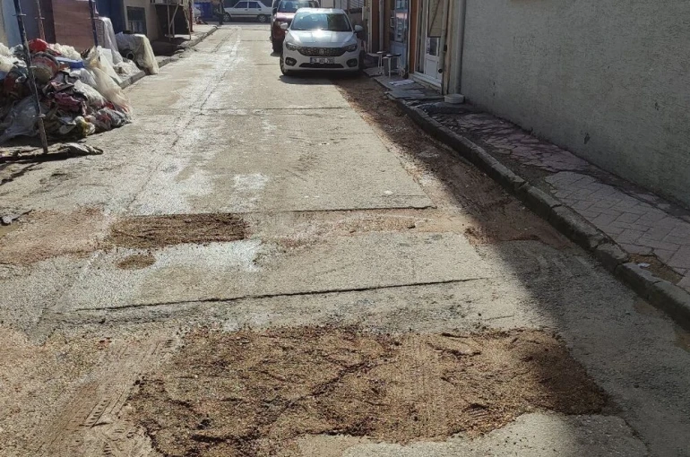 Belediyenin onarmadığı çukurları vatandaş düzeltmeye çalıştı 