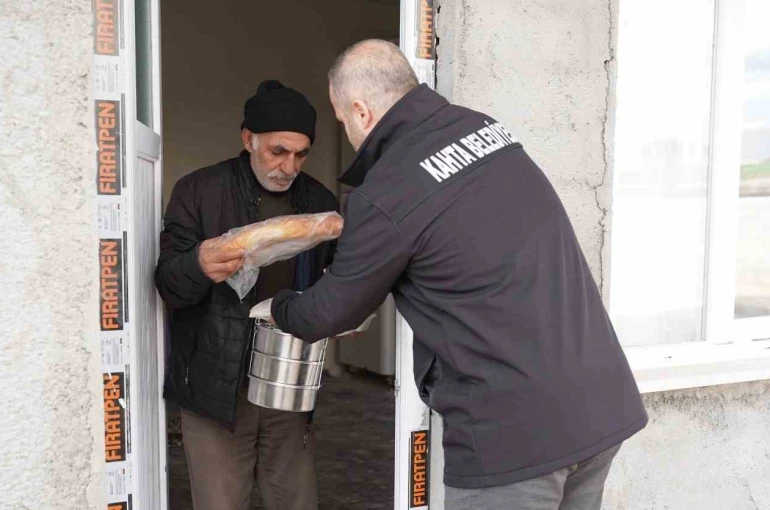 Belediyenin sıcak yemek hizmeti devam ediyor 