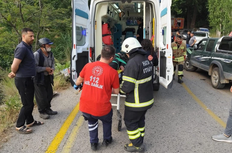Belen’de pikapla çarpışan motosikletin sürücüsü şarampole yuvarlandı
