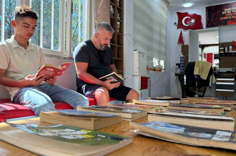 Berber dükkanını kütüphaneye çevirdi: Müşteriler sıra beklerken kitap okuyor