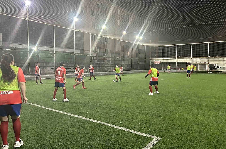 Bergama’da çocuklar babaya, anneler halı sahaya 