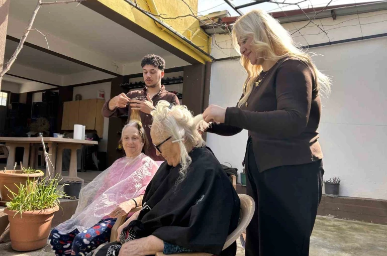 Bergama’da şehit ve gazi ailelerine bayram öncesi saç bakımı 