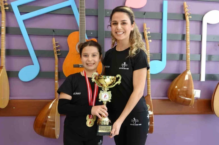 Beş yaşında başladığı ’salsa’ yolculuğunda dört Türkiye birinciliği kazanan minik sporcunun yeni hedefi dünya şampiyonluğu