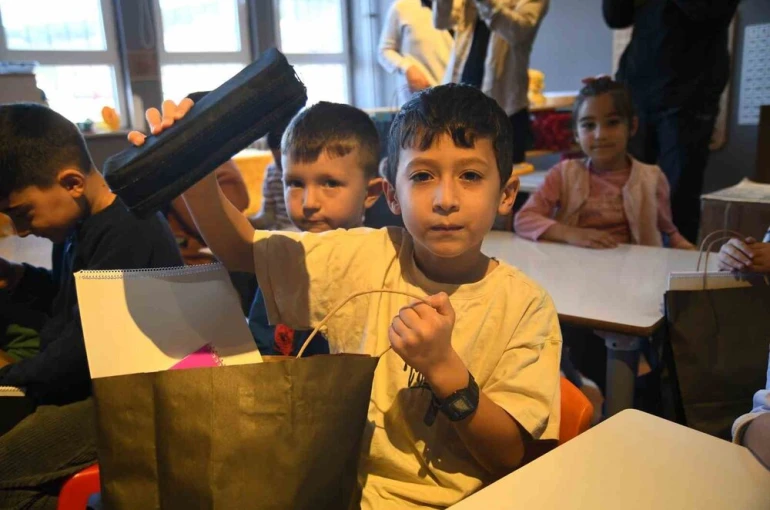 Beşiktaşlılar derneğinden deprem bölgesindeki çocuklara hediye 