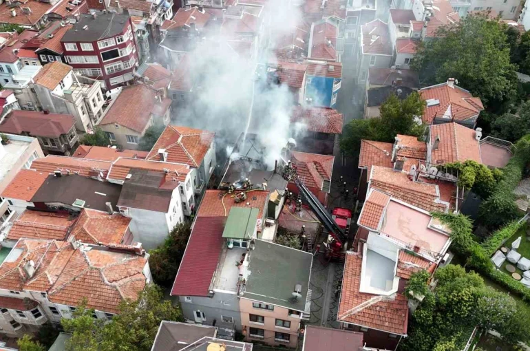 Beşiktaş’ta alevlere teslim olan 4 katlı ahşap bina çöktü: Yangın yan binaya sıçradı