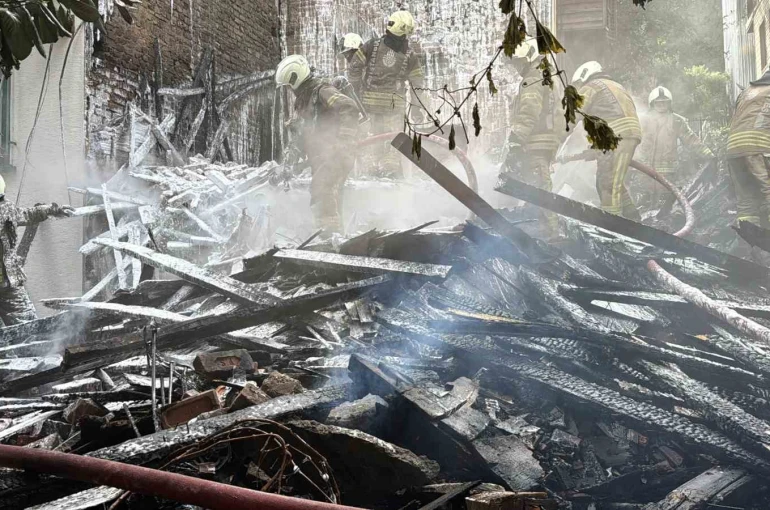 Beşiktaş’ta alevlere teslim olan 4 katlı ahşap binadan geriye enkaz kaldı 