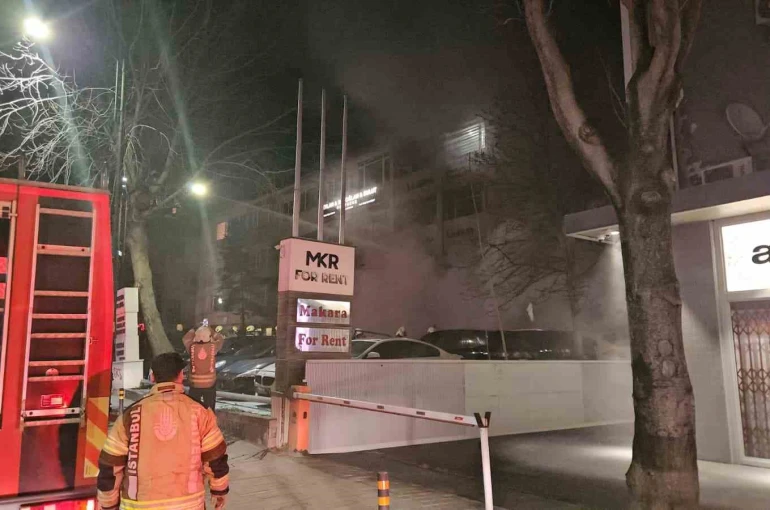 Beşiktaş’ta araç kiralama şirketinde çıkan yangında yaklaşık 100 milyon değerinde 15 araç alevlere teslim oldu 