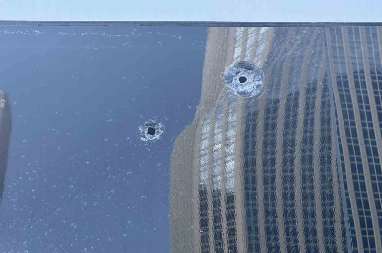 Beşiktaş’ta kurşun yağmurunda kalan servis araçları görüntülendi 