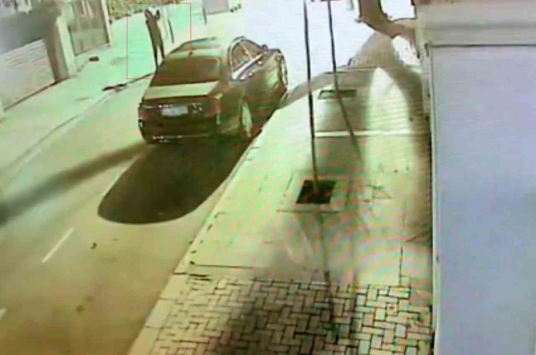 Beşiktaş’ta lüks araçların kundaklandığı ve villaya ateş açıldığı anlar güvenlik kamerasına yansıdı 