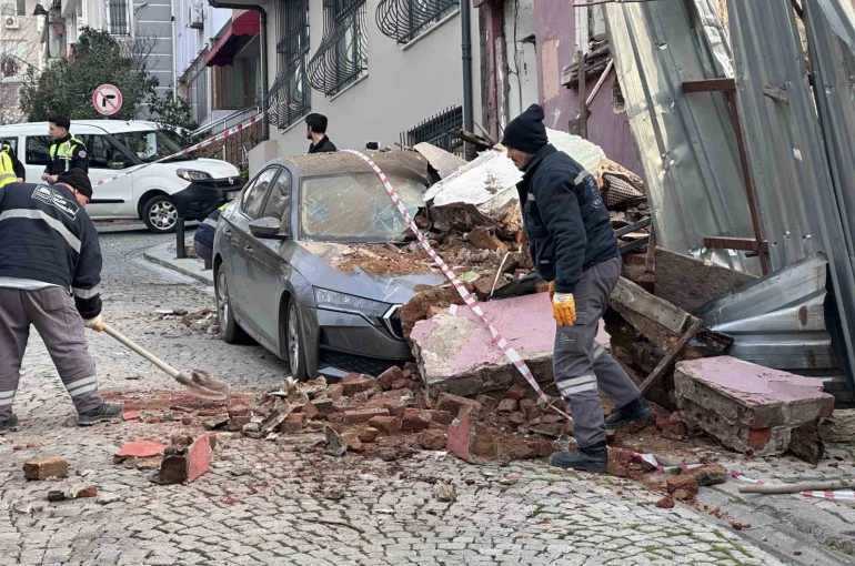 Beşiktaş’ta metruk bina park halindeki aracın üzerine çöktü 
