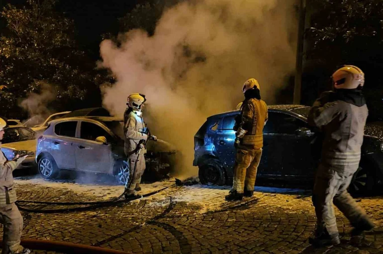 Beşiktaş’ta park halindeki 4 otomobil alev alev yandı 