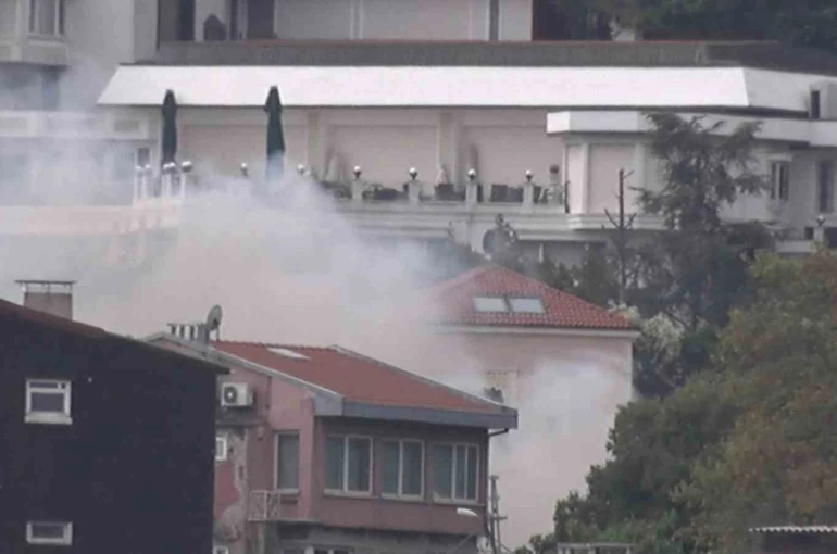 Beşiktaş’ta yanan ahşap bina Anadolu Yakası’ndan görüntülendi 