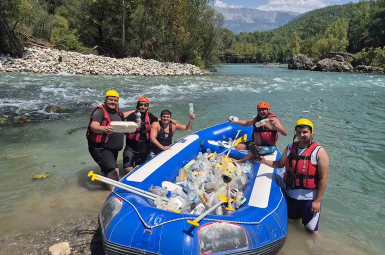 Beşkonak’ta raftingciler kürekleri bırakıp çöp topladı 