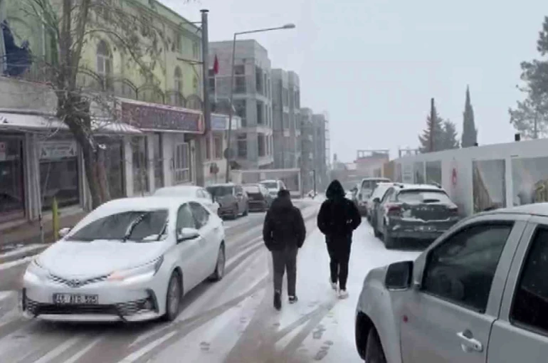 Besni’de yoğun kar yağışı başladı 
