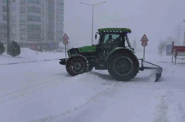 Besni’de yoğun kar yağışı hayatı olumsuz etkiledi 