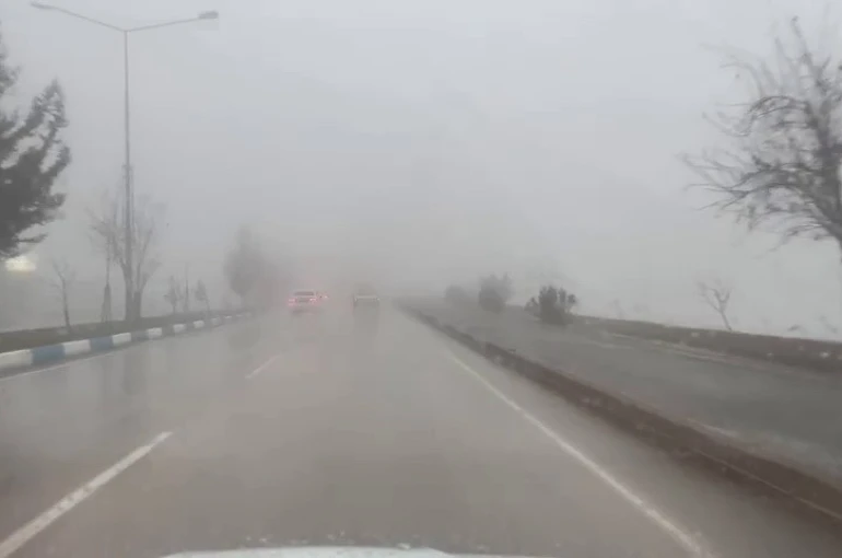 Besni’de yoğun sis ve sağanak etkili oldu