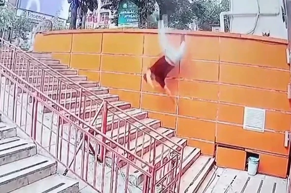 Beton blokta uzandı, dengesini kaybedip merdivenlere düştü