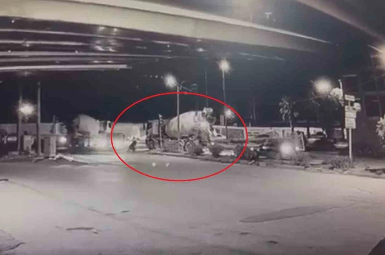 Beton mikserinin ezdiği motosikletin sürücüsü son anda kurtuldu 