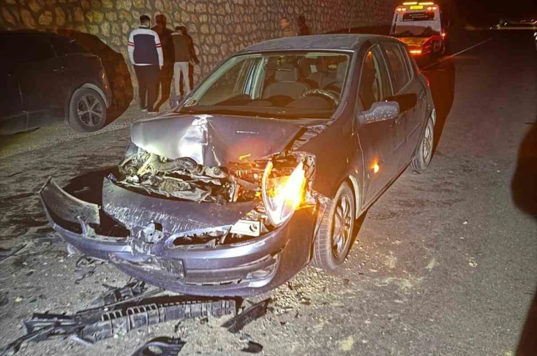 Beton mikseriyle çarpışan otomobilin sürücüsü yaralandı