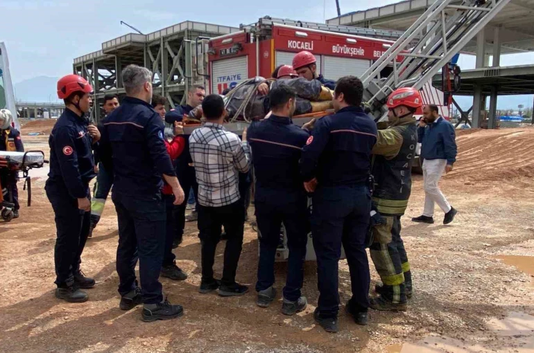 Beton perdah makinesinin çarptığı işçi ağır yaralandı 
