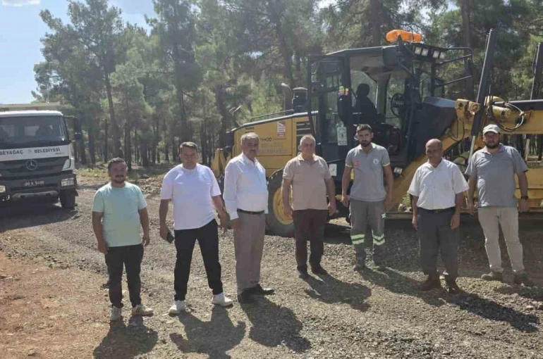 Beyağaç Belediye Başkanı Sezayi Pütün asfaltlama çalışmalarını yerinde inceliyor