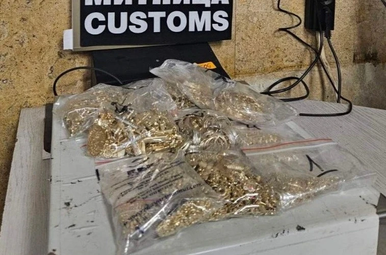 Beyan edilmeyen 395,49 gram altın takılar gümrüğe takıldı