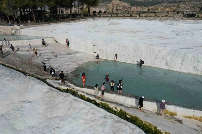 Beyaz cennet Pamukkale, Asya ülkelerinden gelen turistlerin yoğun ilgisini çekiyor 