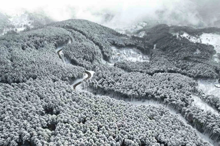 Beyaz örtüyle Uludağ’ın virajları görsel şölene dönüştü 