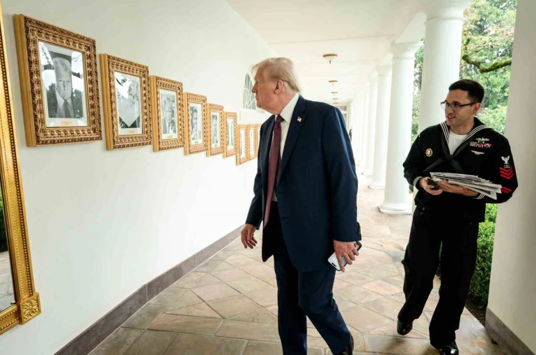 Beyaz Saray’da Biden’ın portresi yerine otomatik imza makinesinin fotoğrafı kullanıldı 