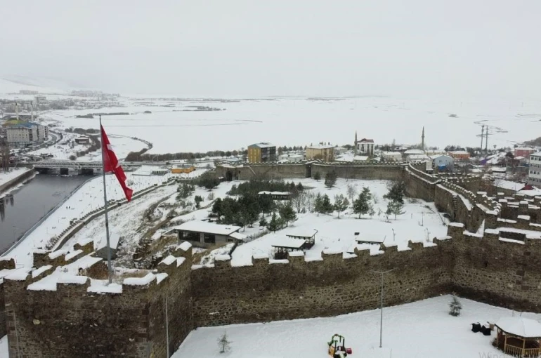 Beyaza bürünen Ardahan Kalesi havadan görüntülendi 