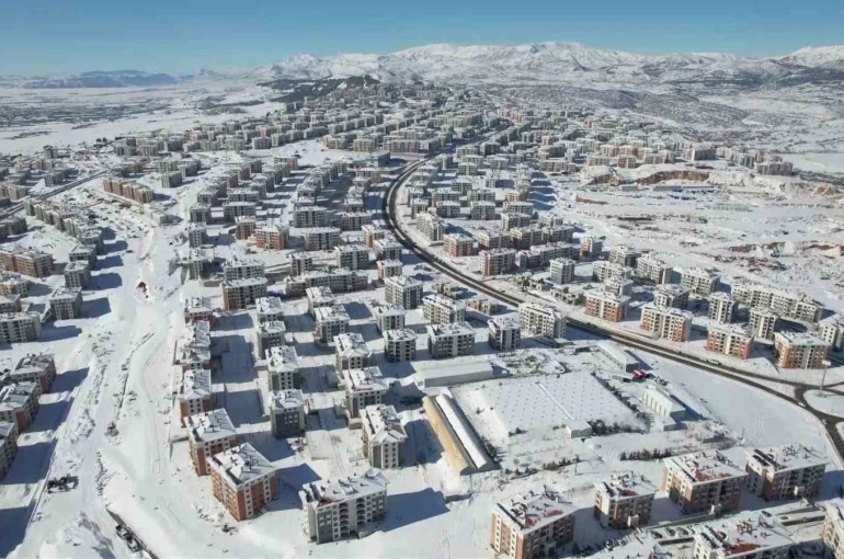 Beyaza bürünen İndere konutları depremzedelere sıcak yuva oldu 