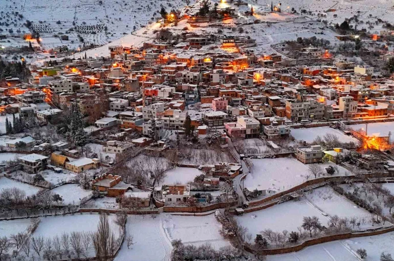 Beyaza bürünen mahalle ihtişamı ile kendine hayran bıraktı 