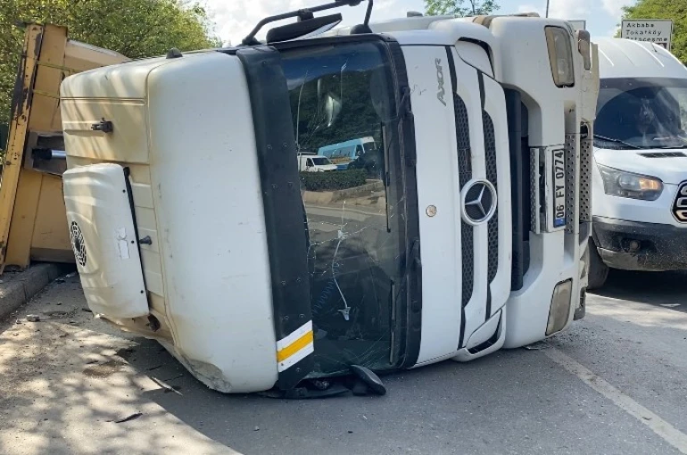 Beykoz’da hafriyat kamyonu devrildi: 1 yaralı 