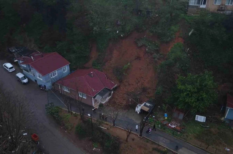 Beykoz’da toprak kayması: Tek katlı ev ve otomobil hasar gördü 