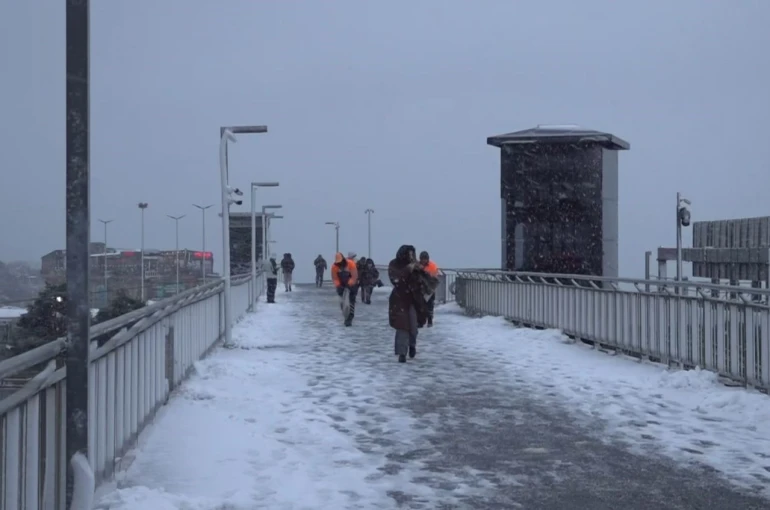 Beylikdüzü metrobüst üst geçidi karla kaplandı