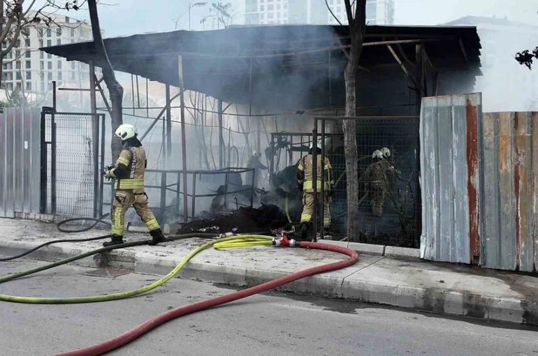 Beylikdüzü’nde boş kulübe alev alev yandı 