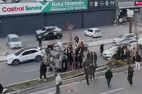 Beylikdüzü’nde direğe çarpan araç takla attı 