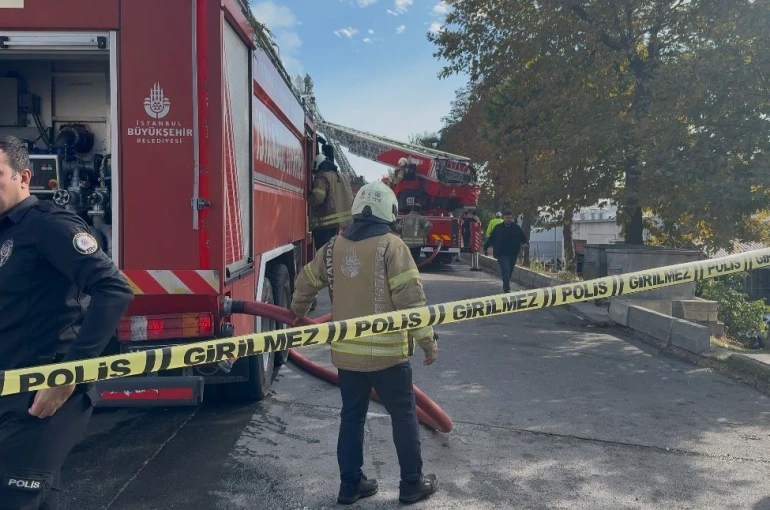 Beylikdüzü’nde fabrika alev alev yandı 