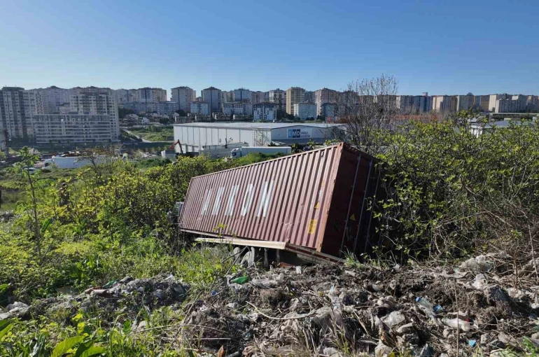 Beylikdüzü’nde tır kazasında faciadan dönüldü 