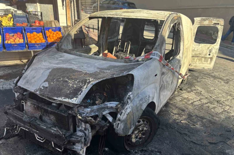 Beyoğlu’nda alev alev yanan araç küle döndü, yangın markete sıçradı 