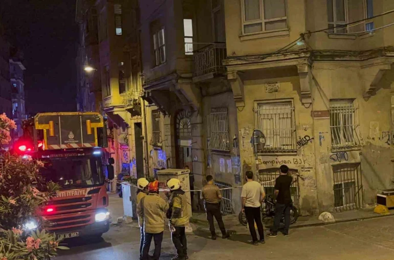 Beyoğlu’nda binada kısmı çökme meydana geldi: Bina sakinleri tahliye edildi 