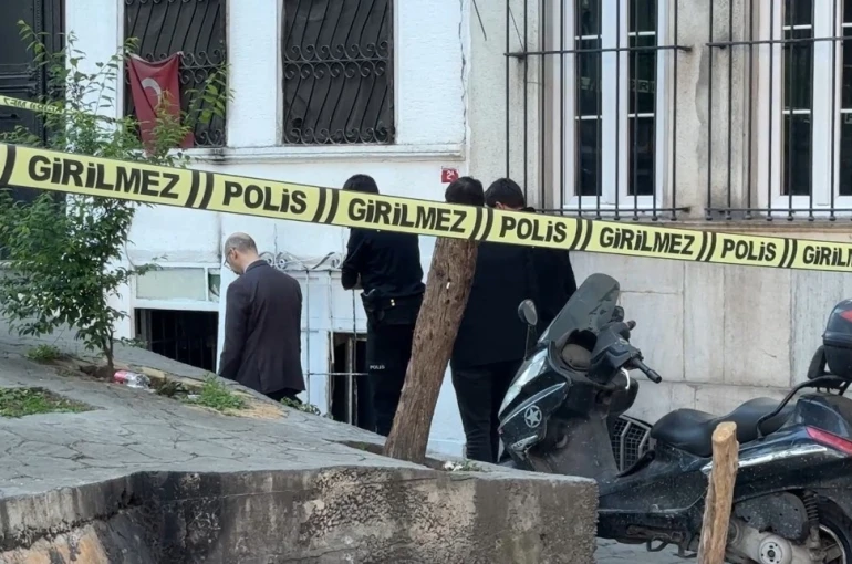 Beyoğlu’nda bir kişi apartman dairesinde ölü bulundu 