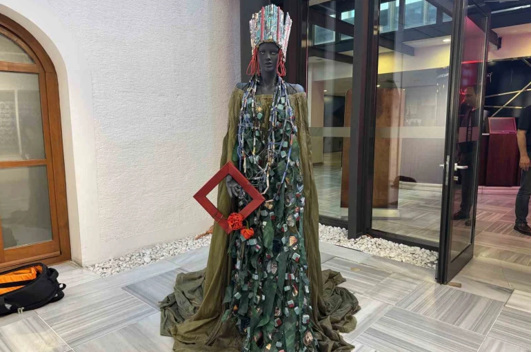 Beyoğlu’nda geri dönüşüm malzemelerinden sergi açıldı