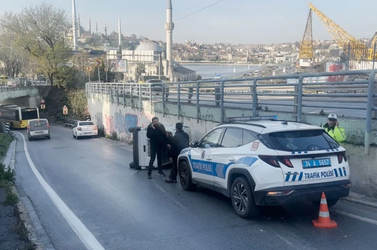Beyoğlu’nda hafif ticari araç devrildi: Sürücü kazayı yara almadan atlattı 