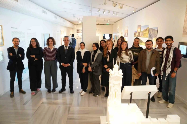 Beyoğlu’nda "Kuşbakışı Filistin" Sergisi’ne özel tur düzenlendi 