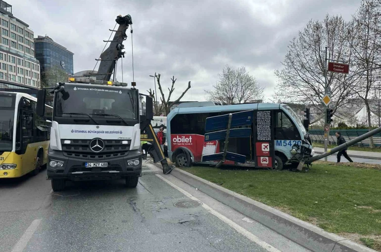 Beyoğlu’nda minibüs ile otomobil çarpıştı: 5 yaralı 